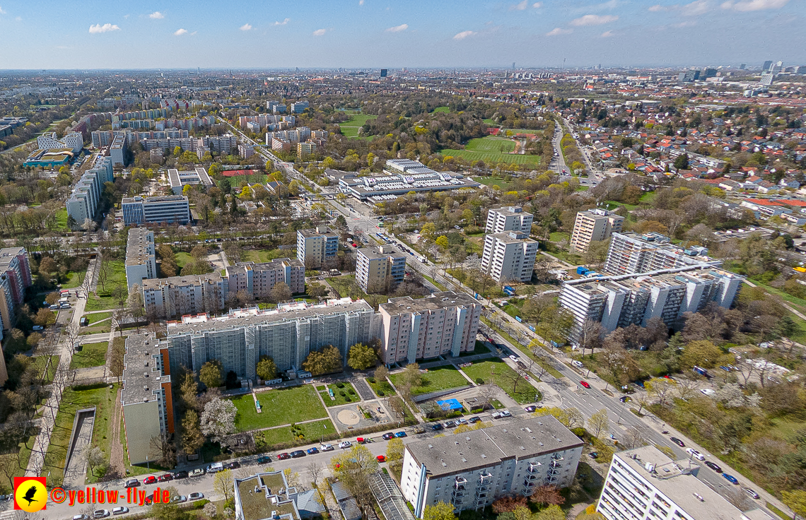 21.04.2023 - Baustelle Fassadensanierung am Karl-Marx-Ring 11-21 in Neuperlach